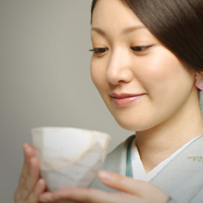 緑茶、日本茶を嗜む女性